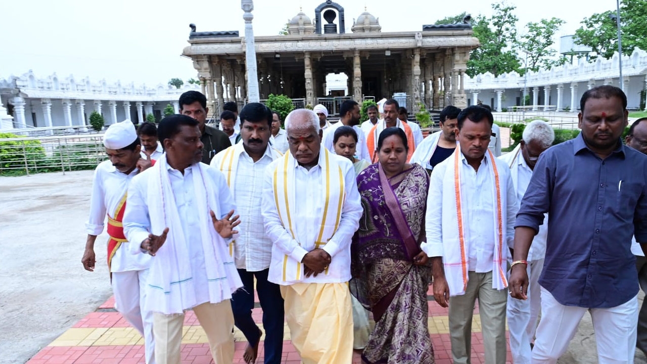 నాగోబా ఆలయాన్ని దర్శించుకున్న ఎస్టీ, ఎస్సీ కమిషన్ ఛైర్మన్ బక్కి వెంకటయ్య