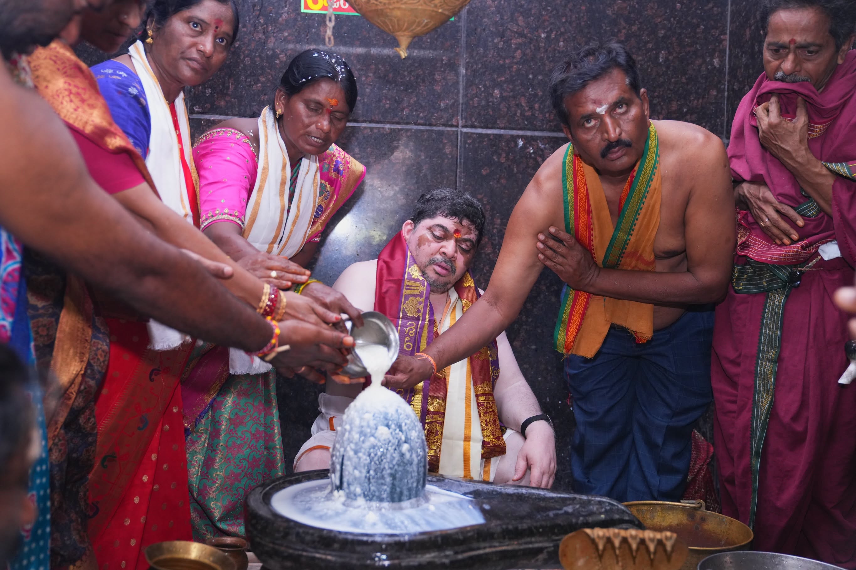 వర్షాల కోసం పలు ఆలయాల్లో మంత్రి పొన్నం ప్రత్యేక పూజలు