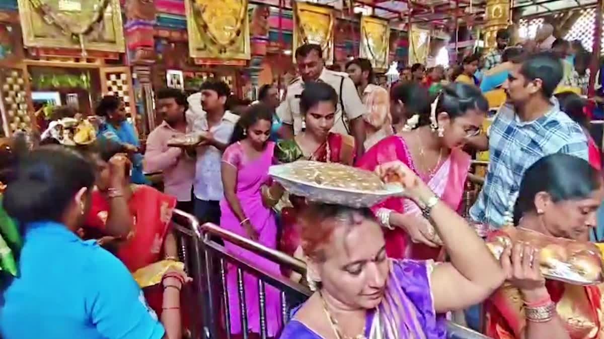 భ‌క్తుల‌తో కిట‌కిట‌లాడిన ఇంద్ర‌కీలాద్రి 