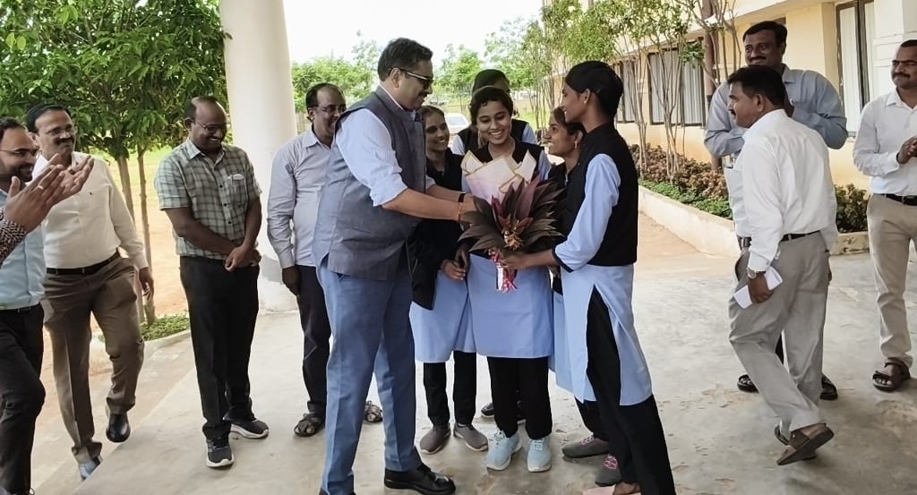 దేశానికే రోల్ మోడ‌ల్‌గా మహేశ్వరం తెలంగాణ మోడల్ స్కూల్ 