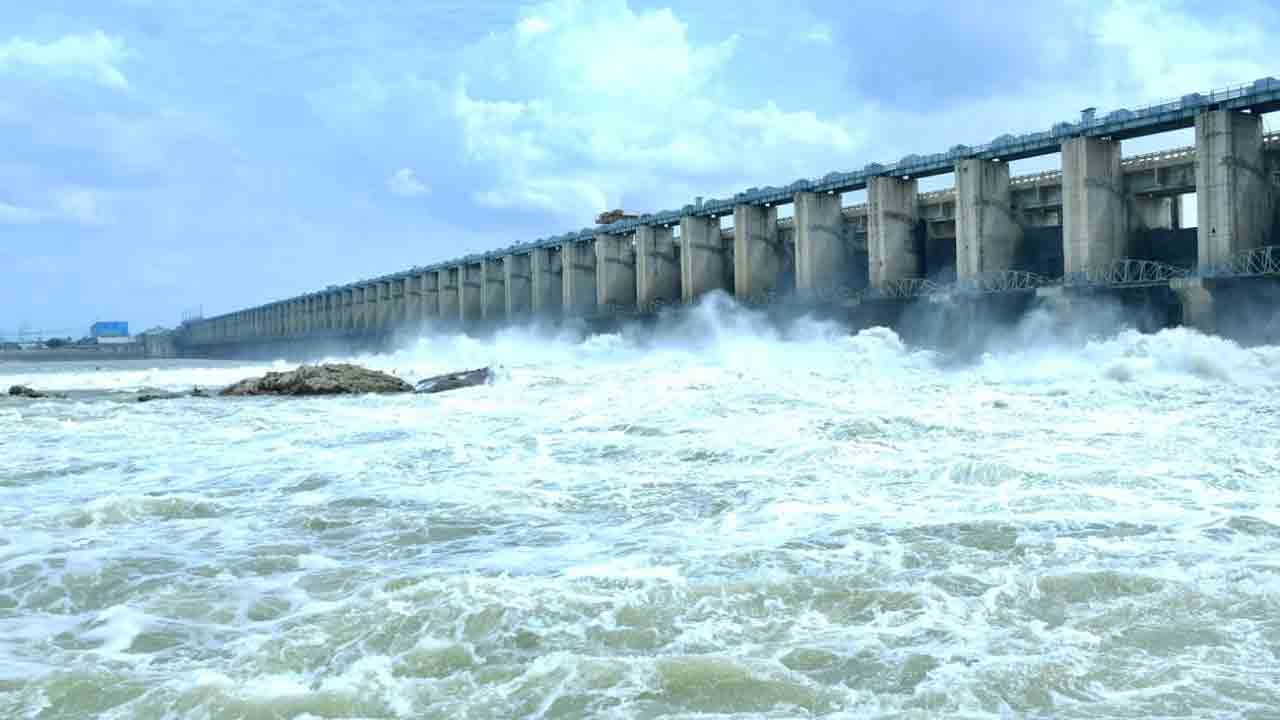 జూరాల ప్రాజెక్టుకు భారీగా వరద నీరు