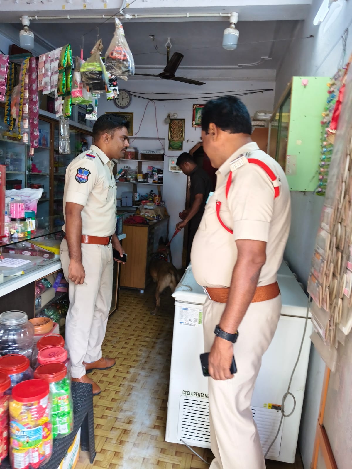 మణుగూరు లో డాగ్ స్క్వాడ్ తనిఖీలు...