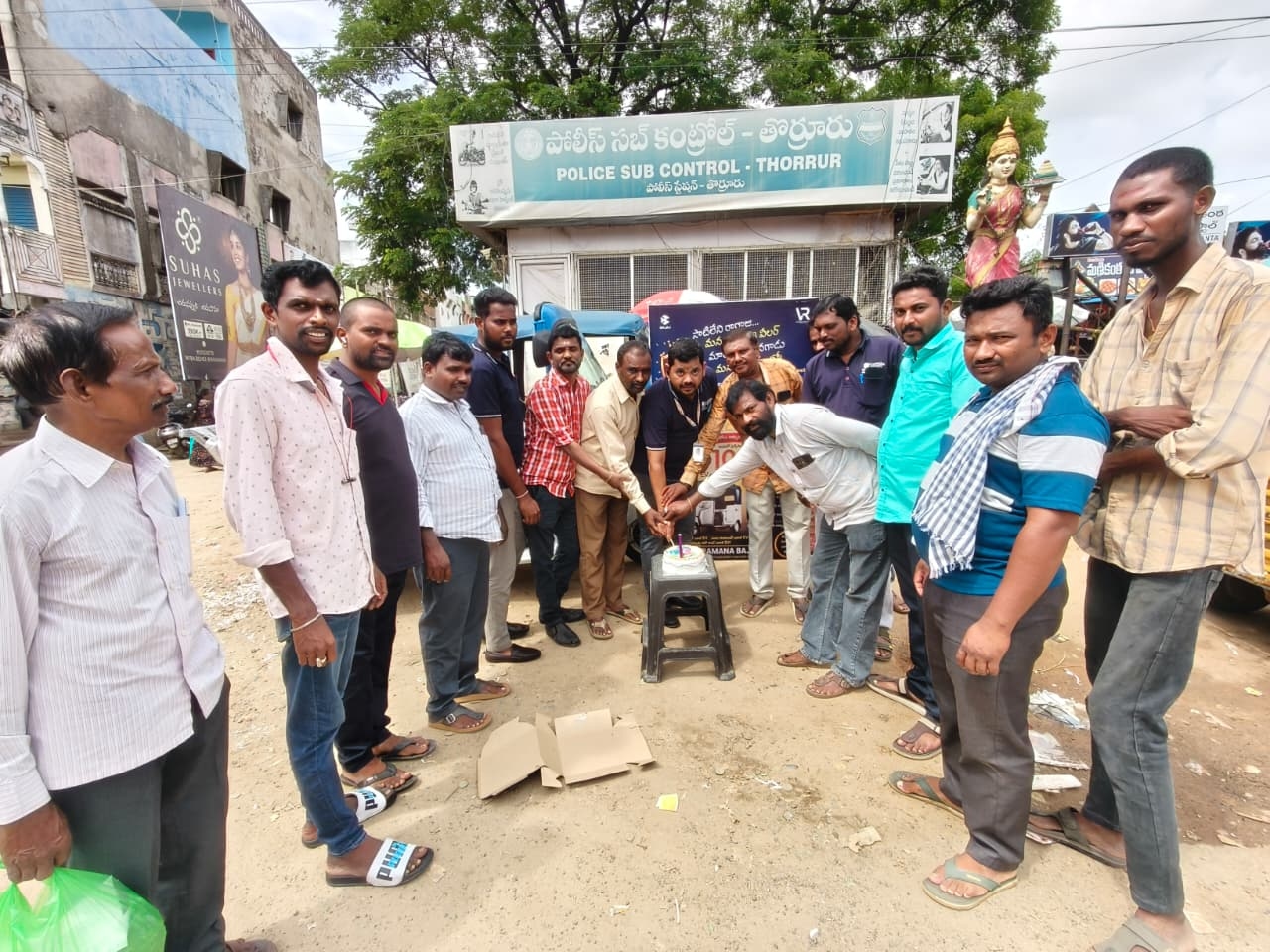 రికార్డు అమ్మకాలతో వెంకటరమణ బజాజ్ ఆటో షోరూంలో సంబరాలు