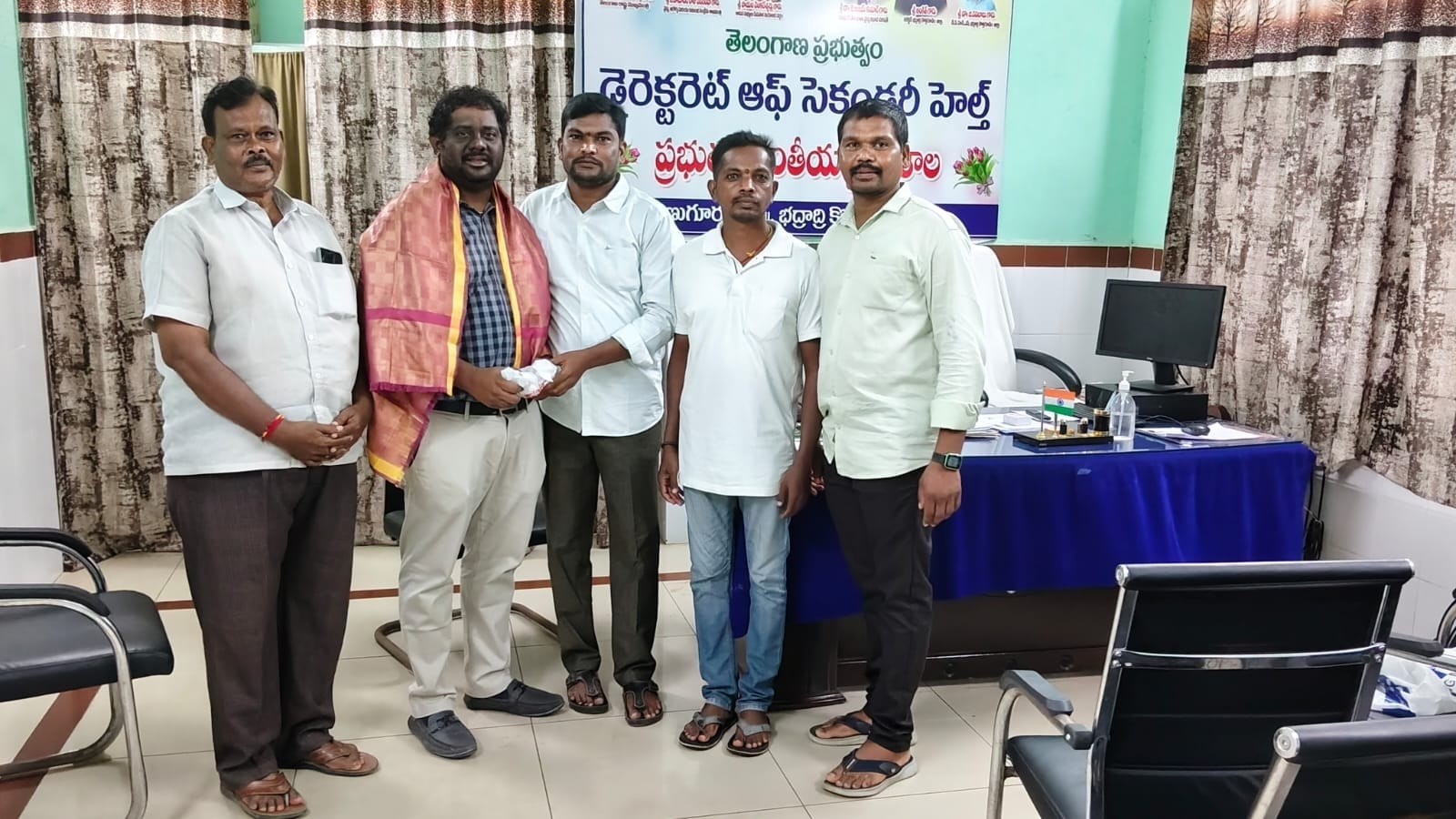 సూపరింటెండెంట్‌ను కలిసిన న్యాయవాది కర్నే రవి..