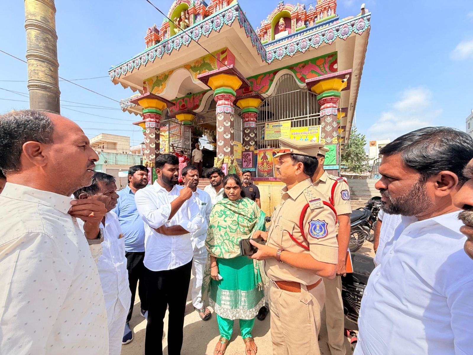 బంగారు మైసమ్మ బోనాల ఏర్పాట్లను ప‌రిశీలించిన‌ డిప్యూటీ క‌మిష‌న‌ర్ 