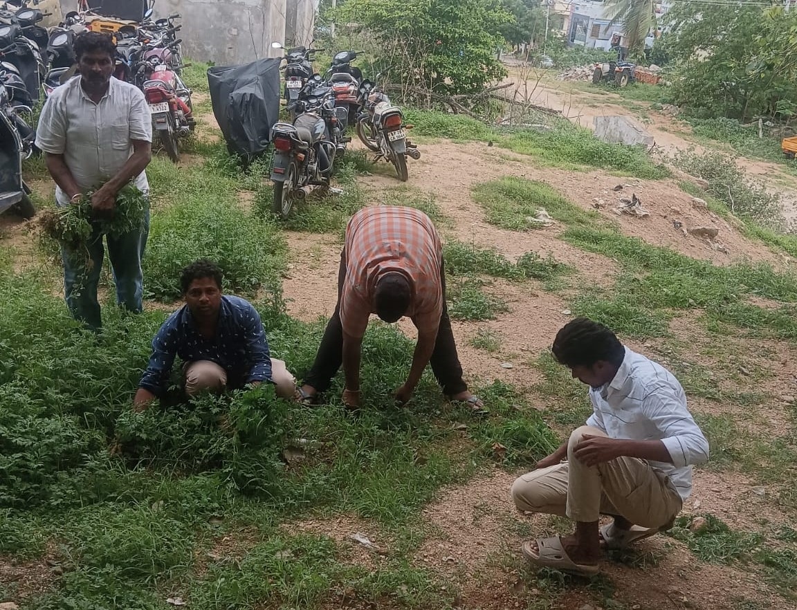 మద్యం మత్తులో యువ‌కుల‌ హ‌ల్‌చ‌ల్‌