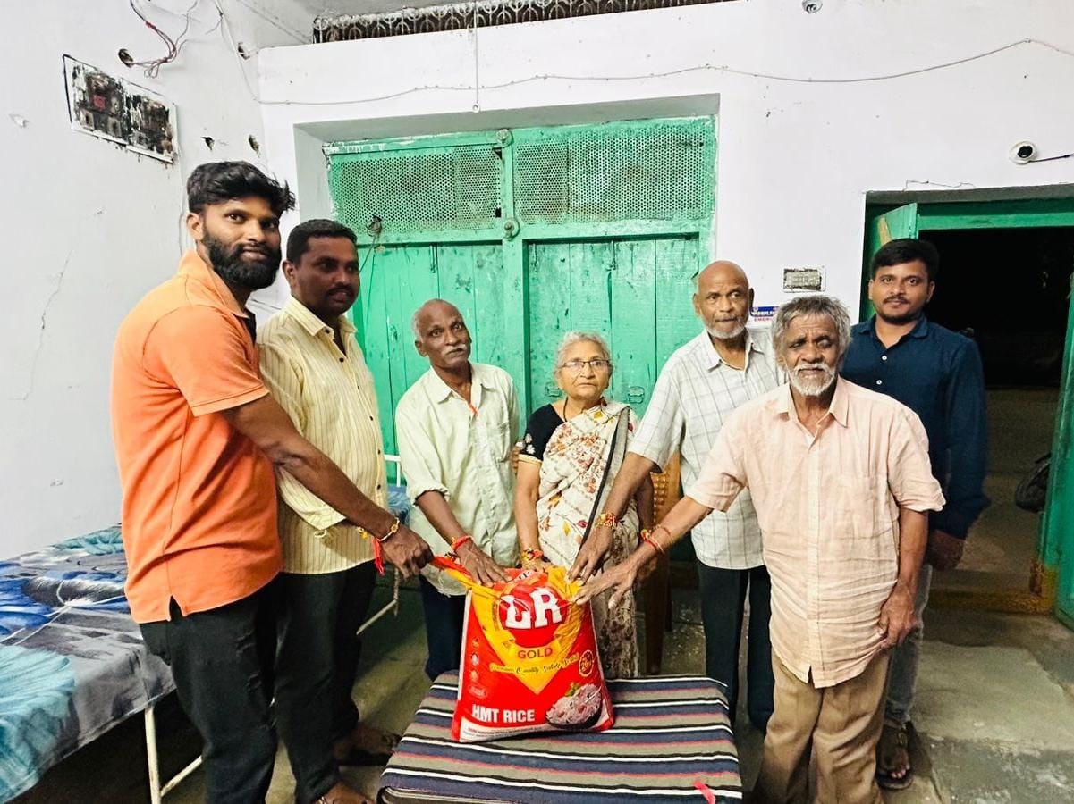 రాజరాజేశ్వరి వృద్ధాశ్రమంలో సాయి శ్రీ ఆద్య పుట్టినరోజు సందర్భగా సేవా కార్యక్రమం