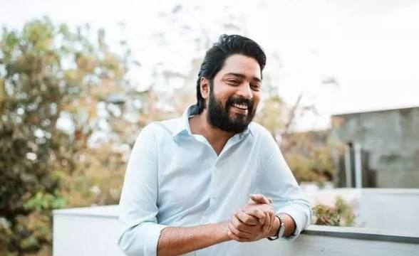 నటుడిగా స్థిరపడ్డాకే మెగాఫోన్ పడతా: అల్లరి నరేష్ క్లారిటీ