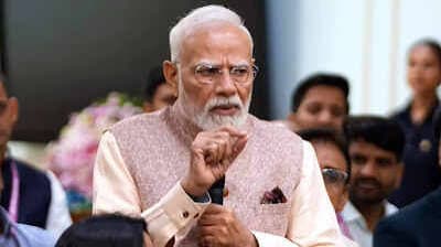 ప్రధాని మోదీ ఈవెంట్‌లో కలకలం: నకిలీ PMO ఐడీ, గన్‌తో వ్యక్తి అరెస్ట్!