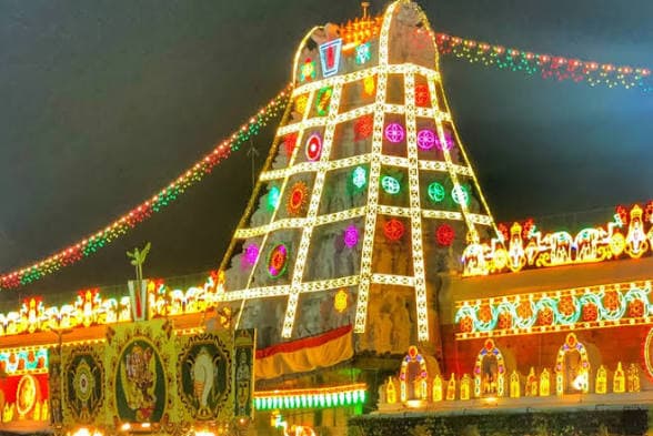 తిరుమలలో విపరీతంగా పెరుగుతున్న భక్తుల రద్దడి – శ్రీవారి సర్వదర్శనానికి 24 గంటల సమయం!
