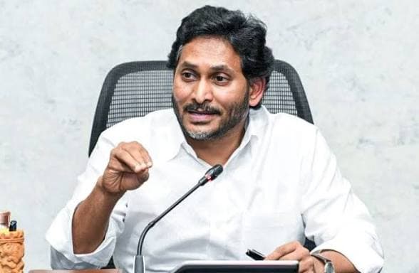 మెగా డీఎస్సీ అక్రమాలపై వైఎస్ జగన్ విమర్శలు: కూటమి ప్రభుత్వంపై ప్రశ్నల వర్షం!