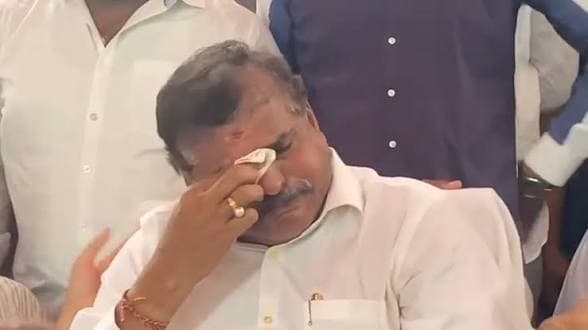 కార్యకర్తల ఆవేదన.. కంటతడి పెట్టిన మాజీ మంత్రి బొత్స