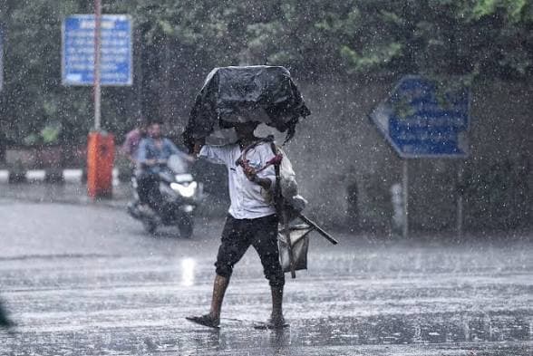 ఏపీలో వాతావరణ మార్పులు: ఆ జిల్లాల్లో మోస్తరు వర్షాలు, పిడుగుల హెచ్చరిక!