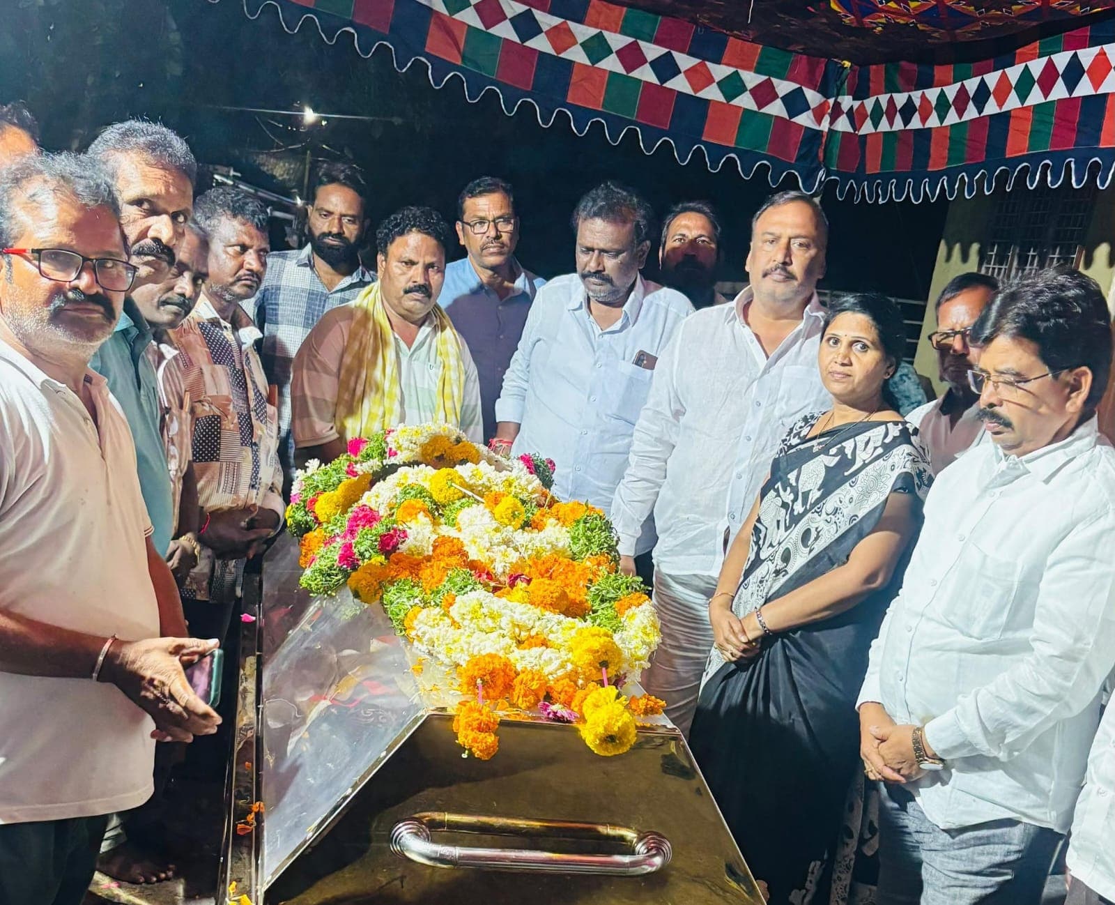 బొట్ల శ్రీనివాస్ మాతృమూర్తి మృతి: పార్థివదేహానికి నివాళులర్పించిన చైర్‌పర్సన్ కడకంచి బాలమణి