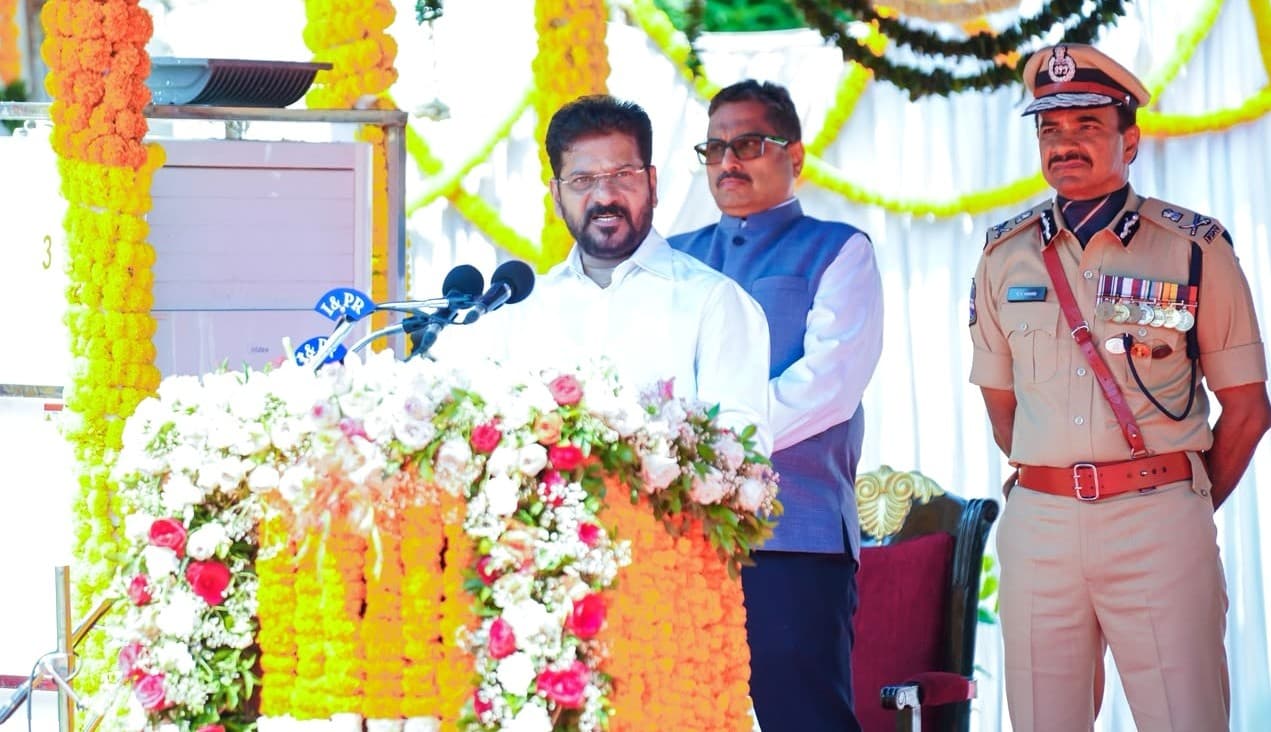 తెలంగాణ పోరాట స్ఫూర్తితో ముందుకు సాగుదాం.. ప్రజాపాలన దినోత్సవంలో సీఎం రేవంత్‌రెడ్డి.