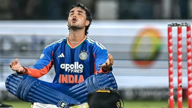 అభిషేక్ శర్మ విధ్వంసం.. 30 బంతుల్లోనే సెంచరీ