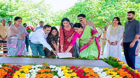నవంబర్ 25న వైఎస్ షర్మిల కుమార్తె అంజలి రెడ్డి పెళ్లి: శుభలేఖతో వైఎస్సార్ స్మృతివనం వద్ద ఆశీస్సులు!