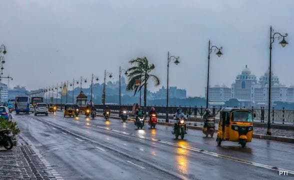 తెలుగు రాష్ట్రాల్లో భారీ వర్షాలు.. ఆ జిల్లాలకు వాతావరణ శాఖ హెచ్చరికలు జారీ!