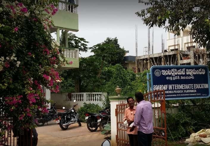 ఏపీ ఇంటర్ బోర్డు కీలక నిర్ణయాలు.. రిటైర్మెంట్ వయసు పెంపు, సర్టిఫికెట్లకు బ్లాక్ చైన్ భద్రత!
