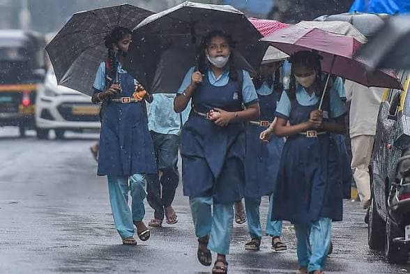 భారీ వర్షాలు, నిమజ్జనాల వేళ పాఠశాలలకు సెలవులు ప్రకటన