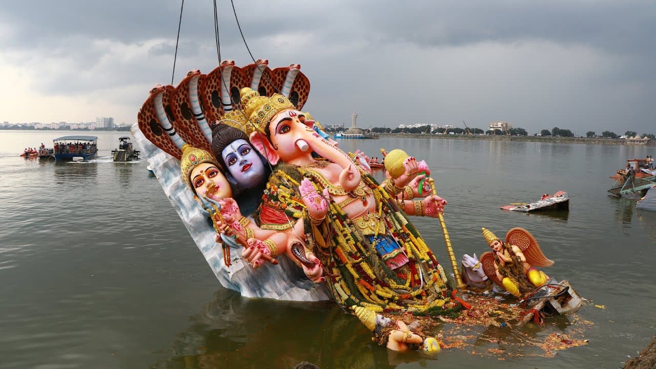 గణేష్ నిమజ్జనం: 'లైఫ్ కంటే రీల్స్ ఎక్కువ కాదు' - పోలీసుల హెచ్చరిక