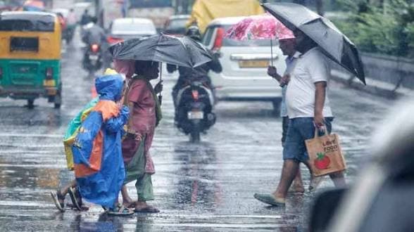 ఏపీలో వాయుగుండం అలర్ట్: సహాయం కోసం అత్యవసర హెల్ప్‌లైన్ నంబర్లు