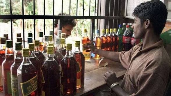 ఏపీలో 807 మద్యం షాపుల కేటాయింపునకు దరఖాస్తుల ఆహ్వానం