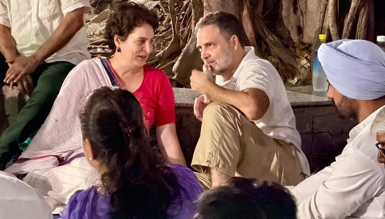 ఆల్ ఇండియా రేడియో ప్రాంగణంలో రాహుల్ బైఠాయింపు.. సీఈసీకి వ్యతిరేకంగా విపక్షాల ఆందోళన