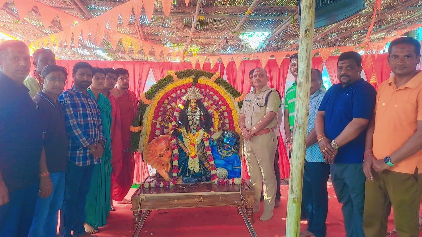 చండీ హోమం పూర్ణాహుతిలో పాల్గొన్న డీసీపీ రాజమహేంద్ర నాయక్ (ఐపీఎస్) 