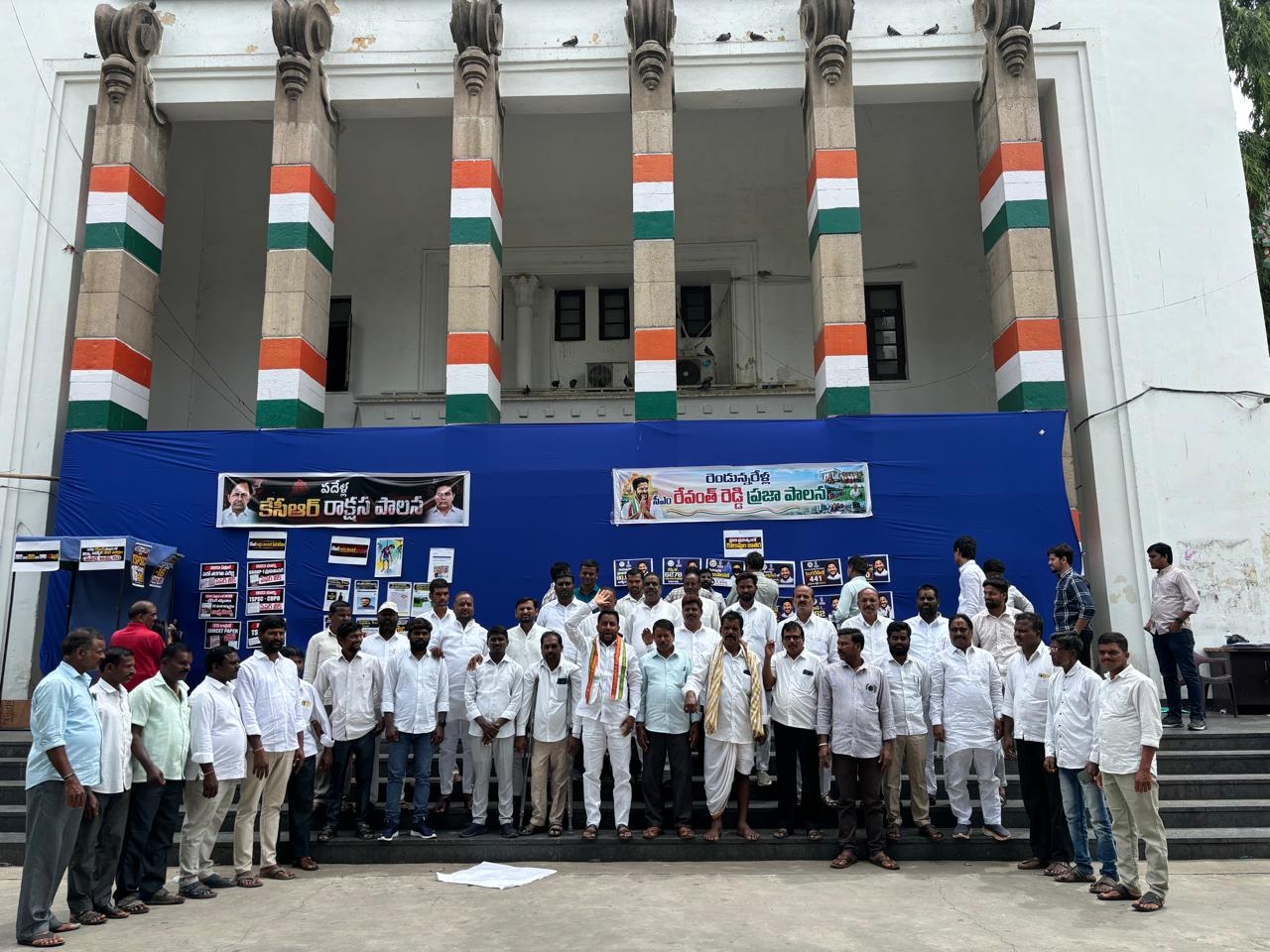 గాంధీ భవన్ ముట్టడించిన కాంగ్రెస్ శ్రేణులు