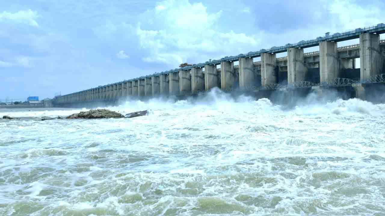 జూరాల ప్రాజెక్టుకు భారీగా వరద నీరు