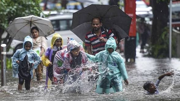 తెలంగాణలో వర్షాల హోరు.. స్కూళ్లకు సెలవులు ఇవ్వాలని పేరెంట్స్ డిమాండ్!