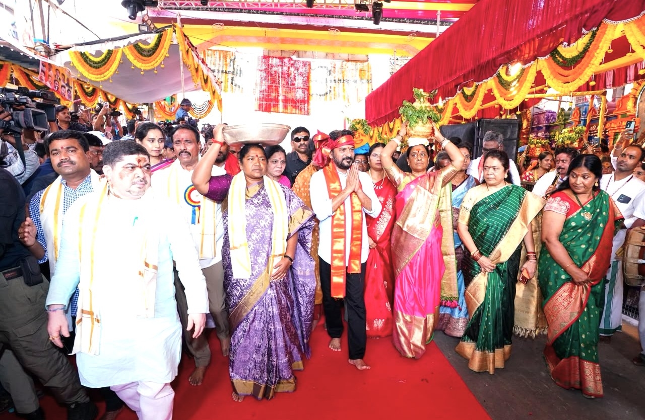 సికింద్రాబాద్ ఉజ్జయిని మహంకాళి అమ్మవారిని దర్శించుకున్న సీఎం రేవంత్