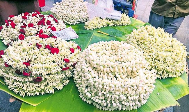 శ్రావణ మాసం రాకతో కొండెక్కిన పూల ధరలు