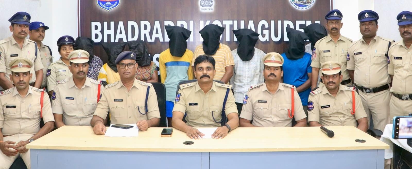 చైన్ స్నాచింగ్ కేసుల్లో 8 మంది నిందితుల అరెస్టు.