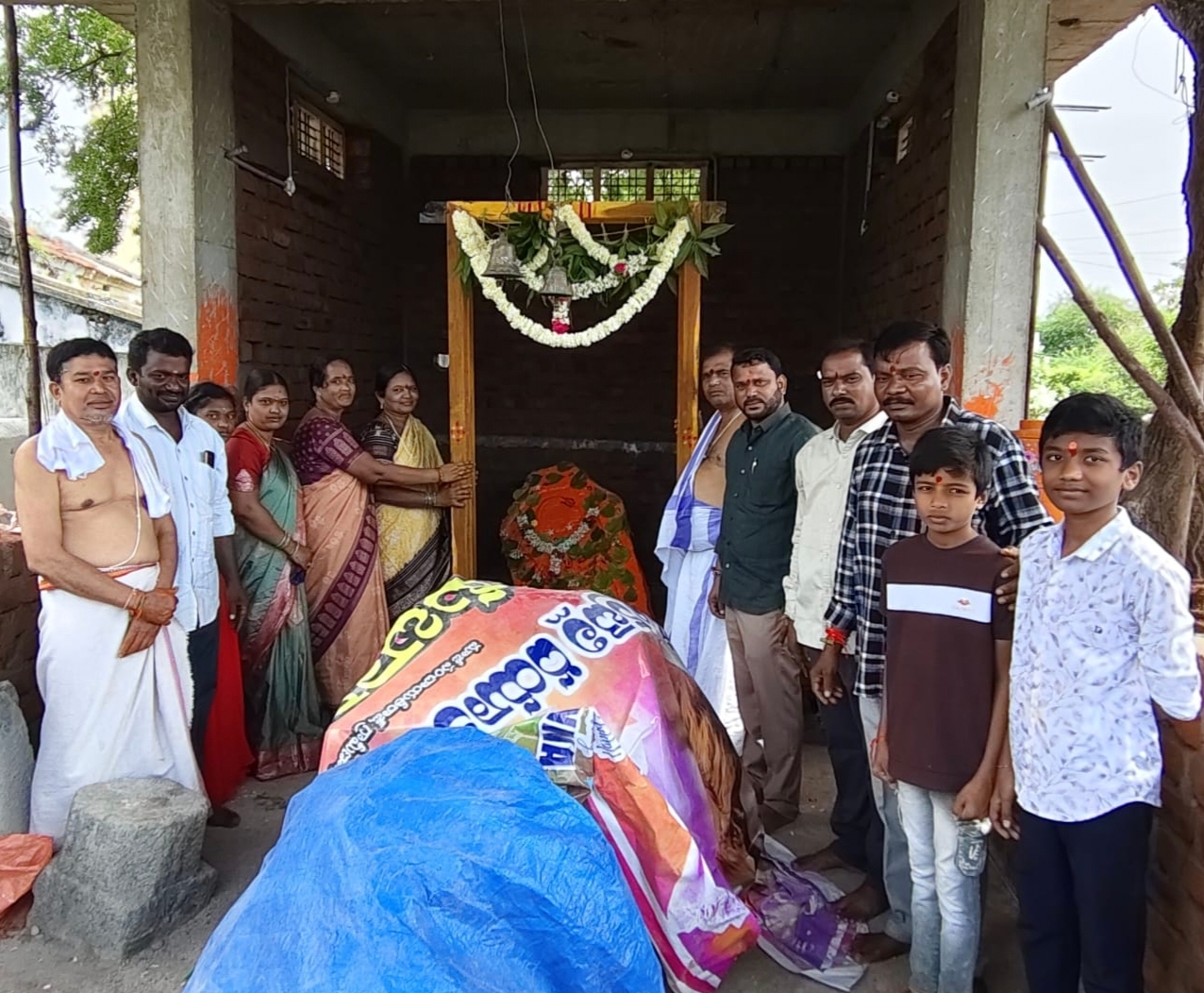 భక్తి శ్రద్ధల మధ్య శ్రీ భక్తాంజనేయ స్వామి ఆలయ సింహద్వార ప్రతిష్ఠాపన