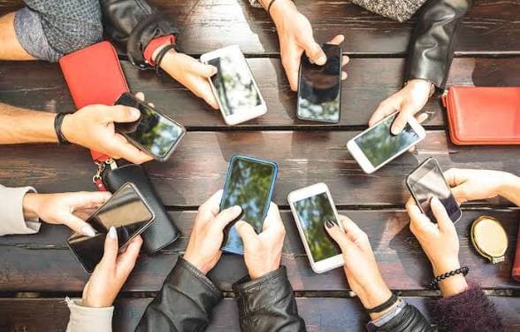 పెరిగిన 5G ఫోన్ల రేట్లు.. 4G మొబైల్స్కు మళ్లీ డిమాండ్!