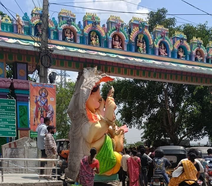 పీర్జాదిగూడ కమాన్ వద్ద చిక్కుకున్న భారీ గణనాథుడు