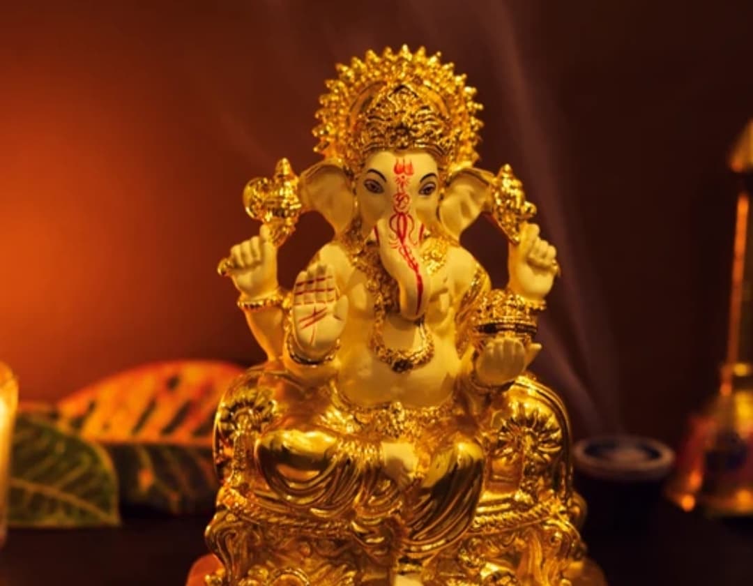 3.83 లక్షల డైమండ్స్తో లాల్ బజార్ గణనాథుడు: మెరిసిపోతున్న వజ్రాల వినాయకుడు!