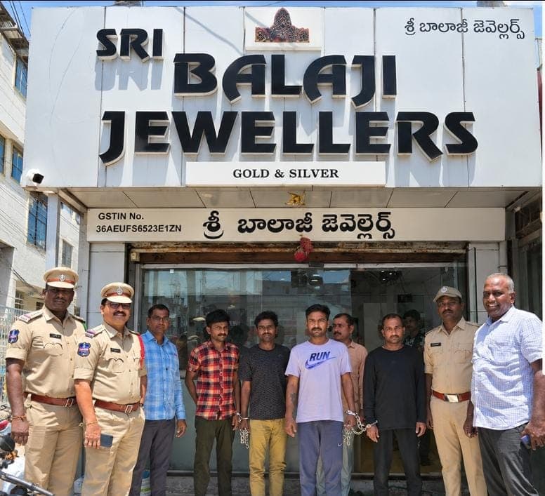 బాలాజీ జ్యువెల్లర్స్ చోరీ కేసు ఛేదించిన పోలీసులు.. నలుగురు నిందితుల అరెస్ట్