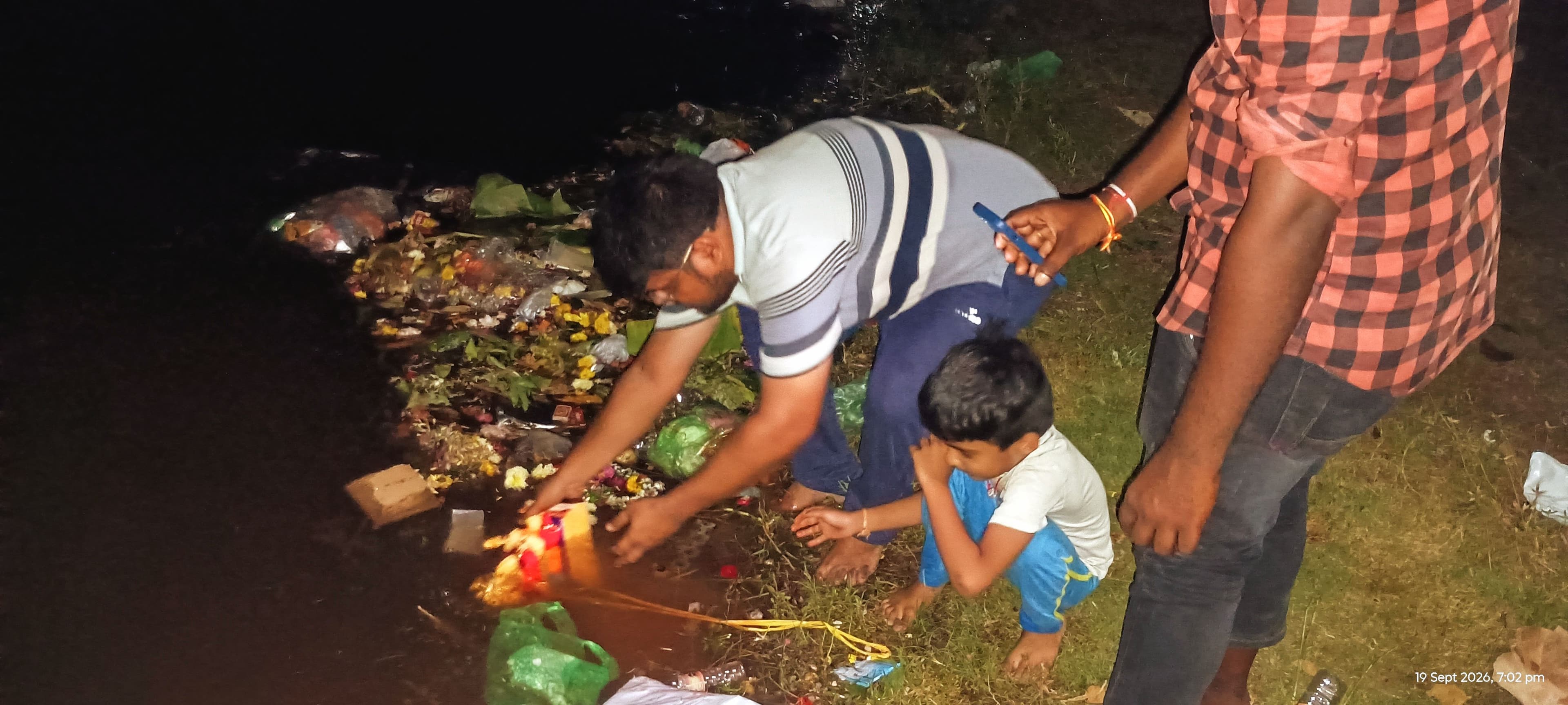 పెద్ద చెరువులో చీకట్లే..!సెల్ఫోన్ లైట్లతో గణేష్ నిమజ్జనం
