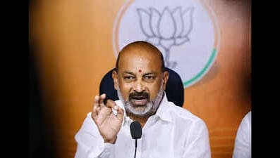 వరంగల్ ఎయిర్పోర్ట్కు గాంధీల పేరు పెడితే ఊరుకోం: బండి సంజయ్ హెచ్చరిక