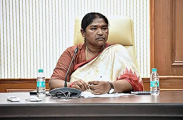 దసరా నాటికి కొత్త పెన్షన్లు: అధికారులకు మంత్రి సీతక్క కీలక ఆదేశాలు