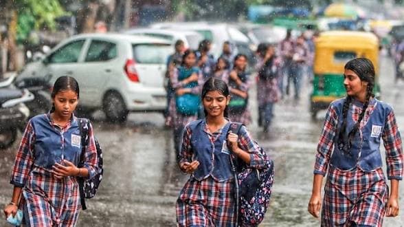 ఏపీ, తెలంగాణల్లో భారీ వర్షాలు: పలు జిల్లాల్లో విద్యాసంస్థలకు సెలవు