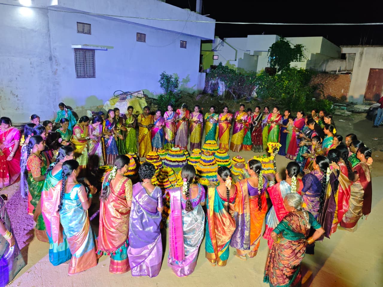 వడ్లకొండలో కురుమ సంఘం ఆధ్వర్యంలో బతుకమ్మ సంబరాలు