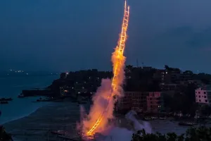 Cai Guo-Qiang's Sky Ladder :  ఆకాశంలో నిప్పుల నిచ్చెన‌.. 1/2 కిలోమీటర్ ఎత్తు వరకు పేలిన ప‌టాకులు