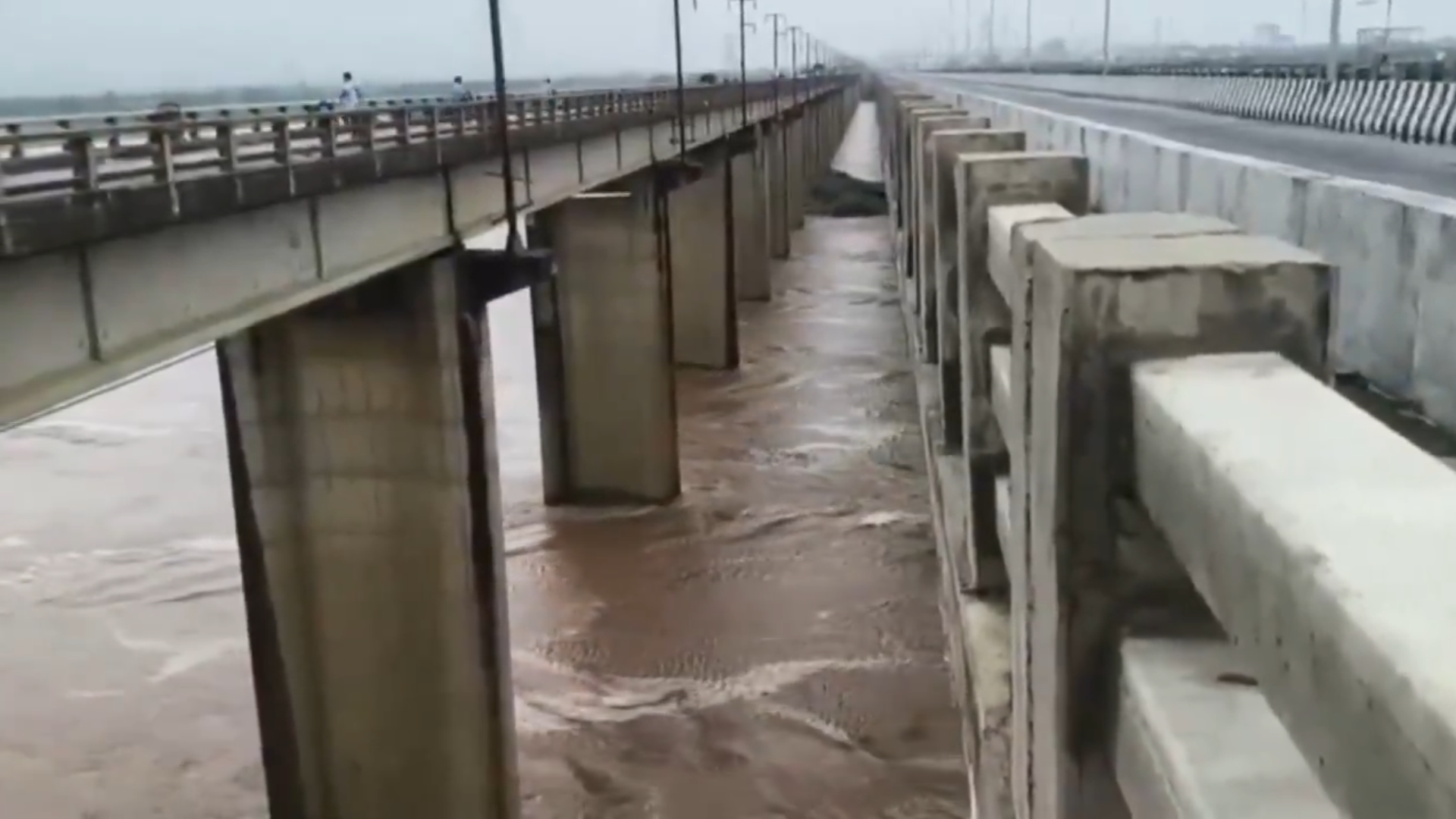 భద్రాచలం వద్ద ఉద్ధృతంగా ప్రవహిస్తున్న గోదావరి