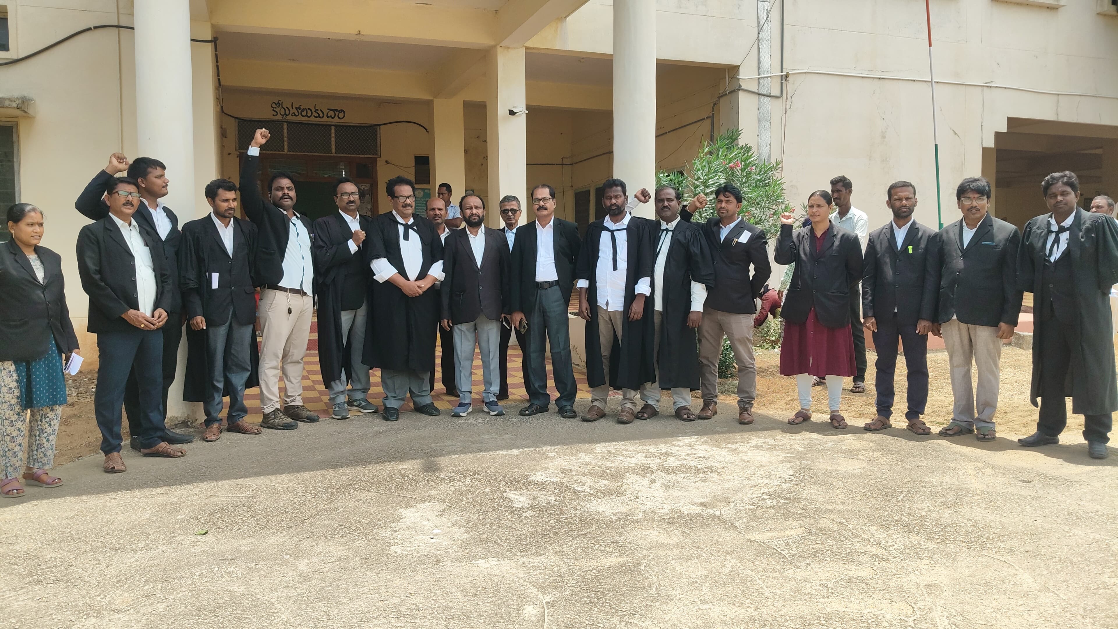 న్యాయవాదులపై దాడులు సరికాదు