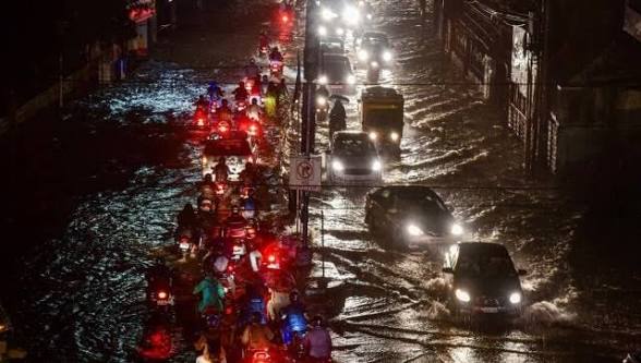 హైదరాబాద్లో ఉరుములు, పిడుగులతో కూడిన భారీ వర్షం: అత్యవసరమైతే తప్ప బయటకు రావద్దని హెచ్చరిక!