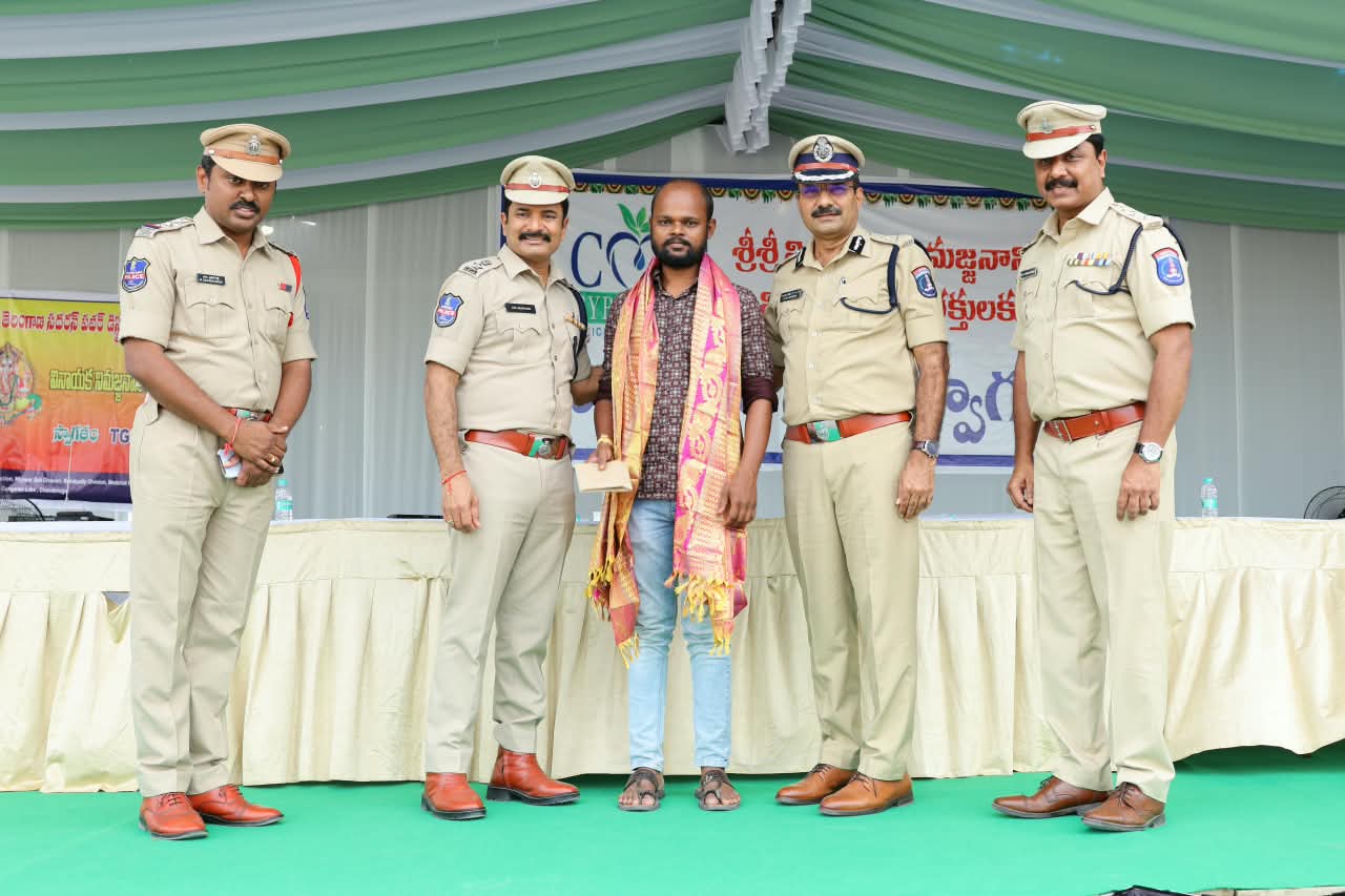 మైనర్ బాలికను రక్షించిన శశికుమార్కు సీపీ సన్మానం